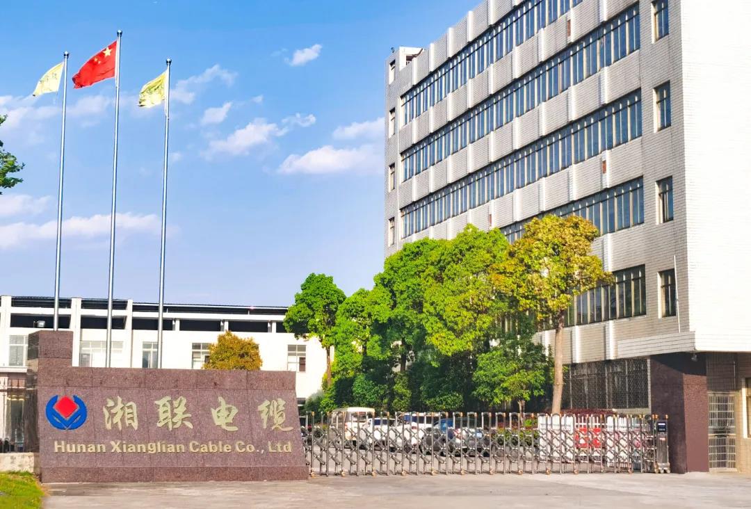 今日小雪，用一組湘聯(lián)小伙伴拍攝的美照來迎接廠區(qū)的冬天！